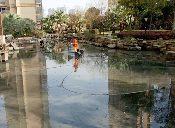 桥东景观池淤泥清理