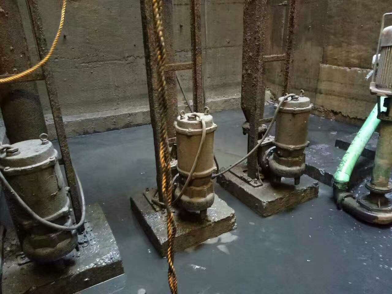 桥东污水池清理